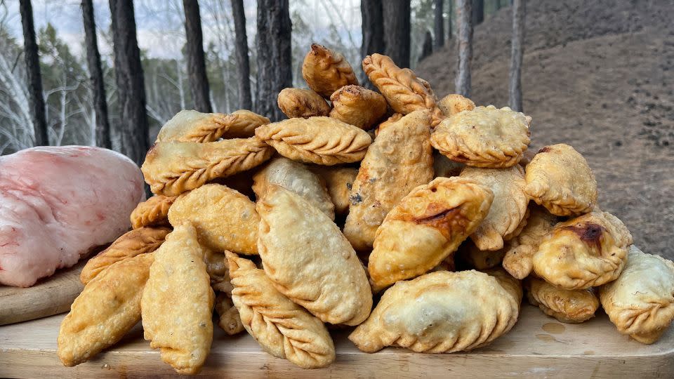 These popular deep-fried dumplings are filled with meat. - Javkhlantugs Ragchaasuren (Javkha Ara)