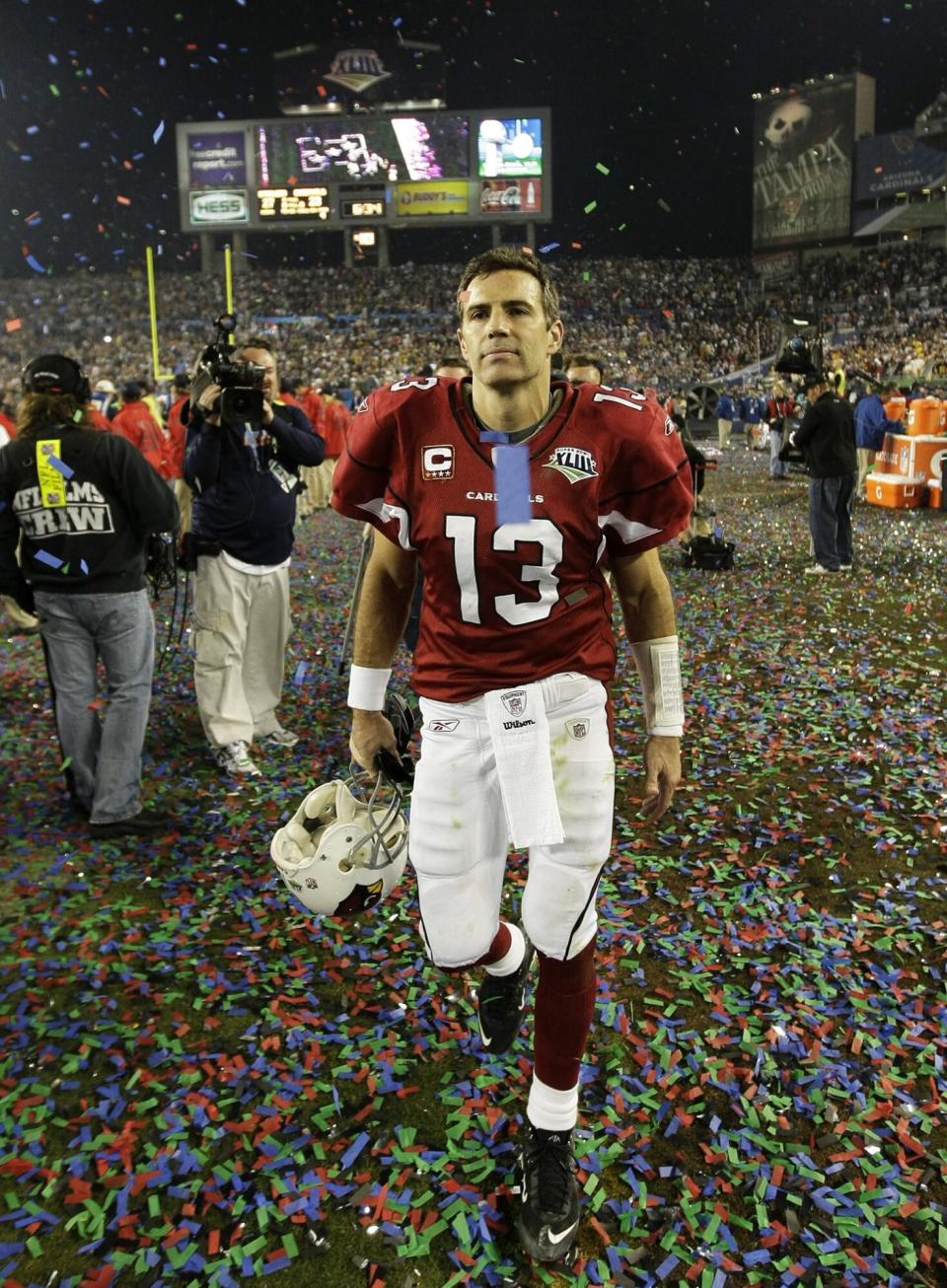 The Cardinal's Kurt Warner leaves the field as the Pittsburgh Steelers beat the Arizona Cardinals 27-23 in Super Bowl XLIII