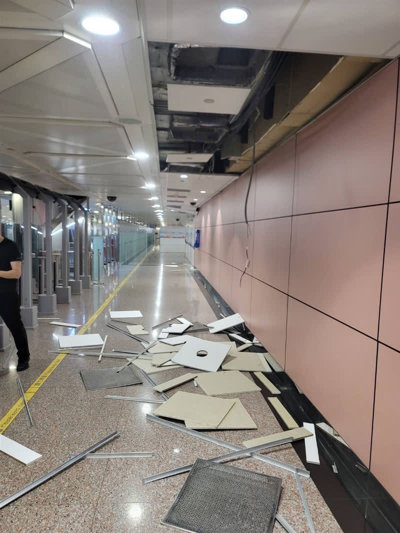 桃園機場二航廈天花板被震落。（圖／翻攝畫面）