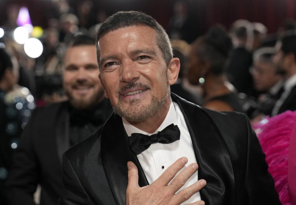 Un conmovido Antonio Banderas desfila en la alfombra de los Oscar.