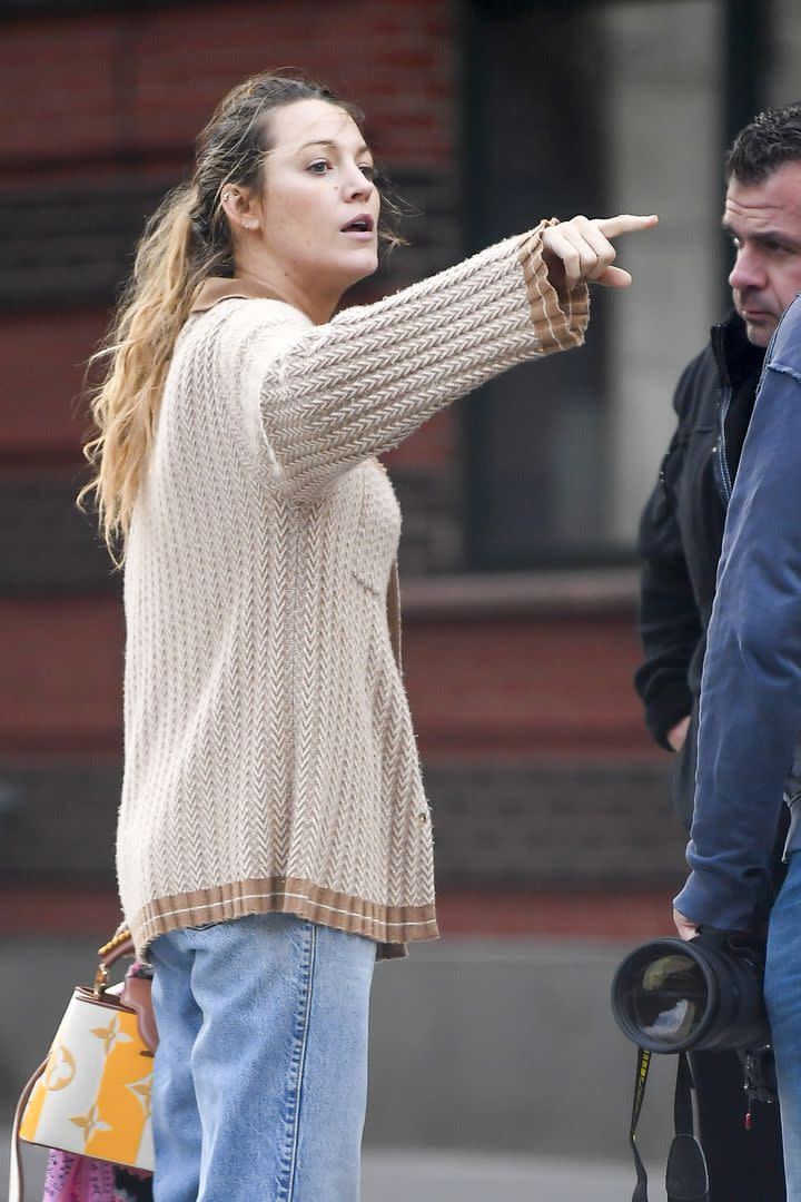 Con un look súper informal y toda despeinada, Blake Lively no dudo en mostrar su carácter. En la imagen se la ve intentando explicarle al hombre de la cámara lo que le molestó