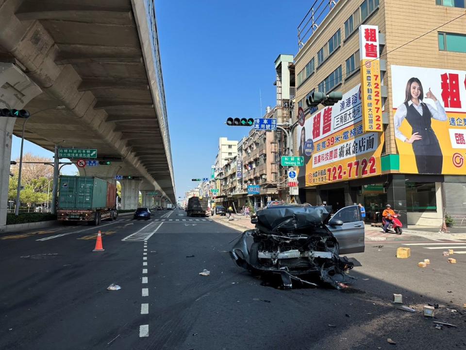 行進中的自小客車遭到大貨車撞擊，車頭嚴重毀損。（圖：前鎮分局提供）