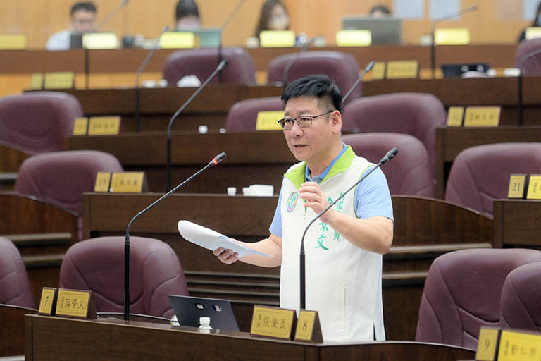 陽明交通大學青埔校區遲未動工，市議員<a class="link " href="https://tw.news.yahoo.com/tag/徐景文" data-i13n="sec:content-canvas;subsec:anchor_text;elm:context_link" data-ylk="slk:徐景文;sec:content-canvas;subsec:anchor_text;elm:context_link;itc:0">徐景文</a>：應收回作為國小設校用地。（圖/市議會提供）