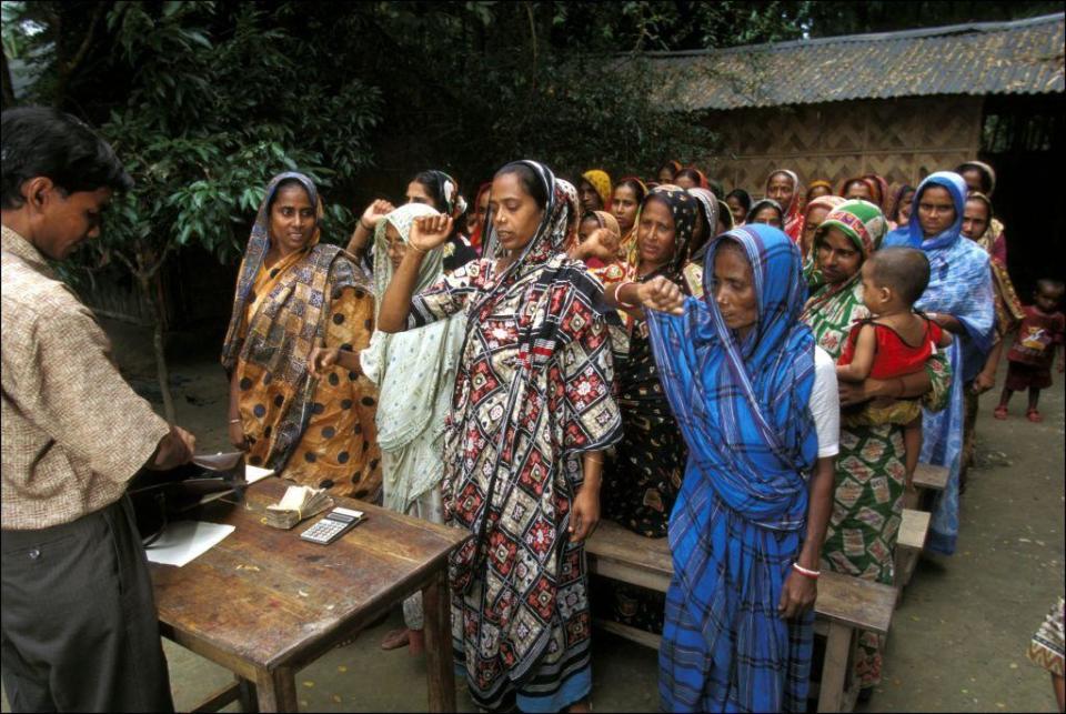 Un grupo de mujeres de Bangladesh a punto de recibir microcréditos