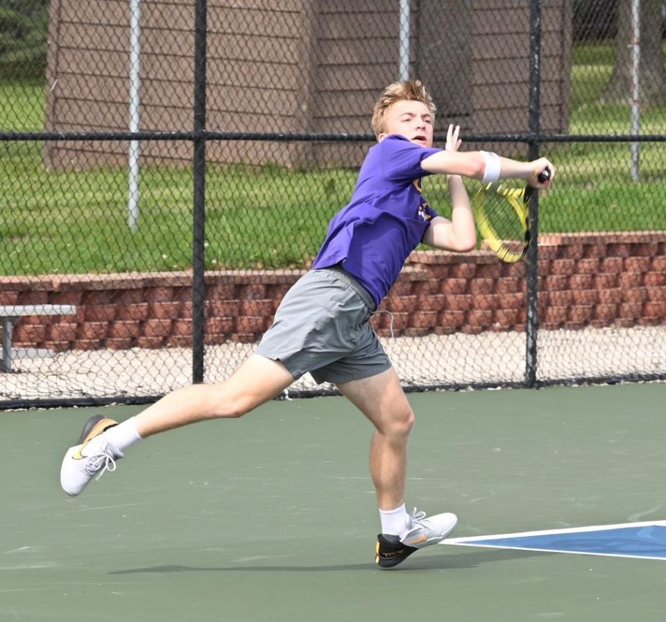 Karl Etzel de Lexington ayudó a los Minutemen a avanzar en el torneo de tenis por equipos de la Asociación de Entrenadores de Tenis de Ohio el lunes con una victoria sobre Ottawa Hills.