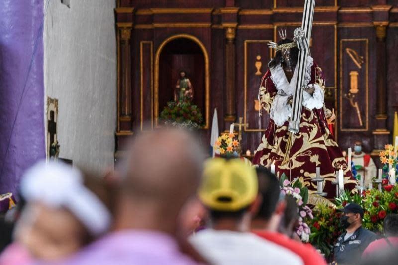 Fieles de espaldas en la Iglesia de San Felipe en Portobelo, Panamá.