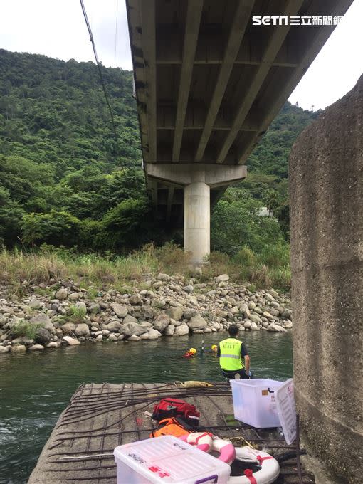 新竹內灣橋下傳出2名高中生溺水。（圖／翻攝畫面）