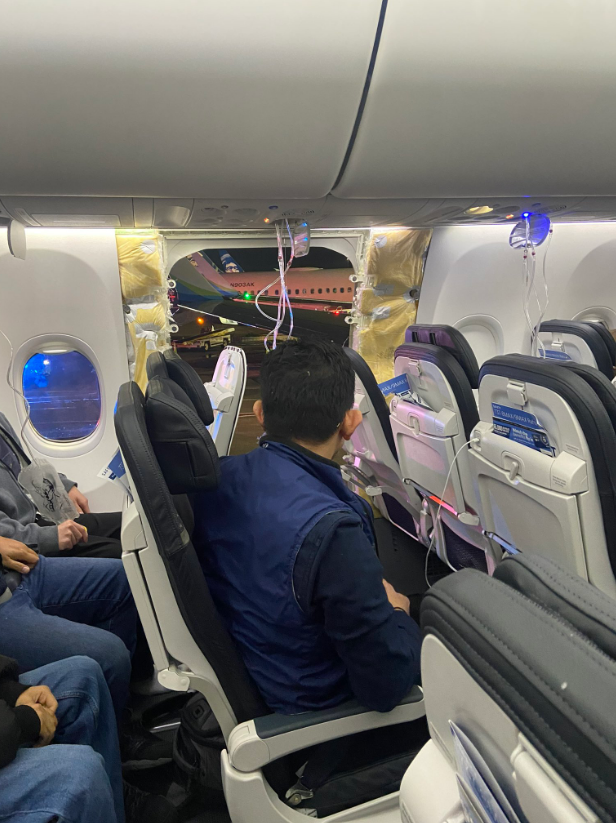 阿拉斯加航空一架波音737 Max 9飛機起飛後沒多久，窗戶在半空中飛走，緊急迫降在奧特蘭機場。翻攝X@petemuntean