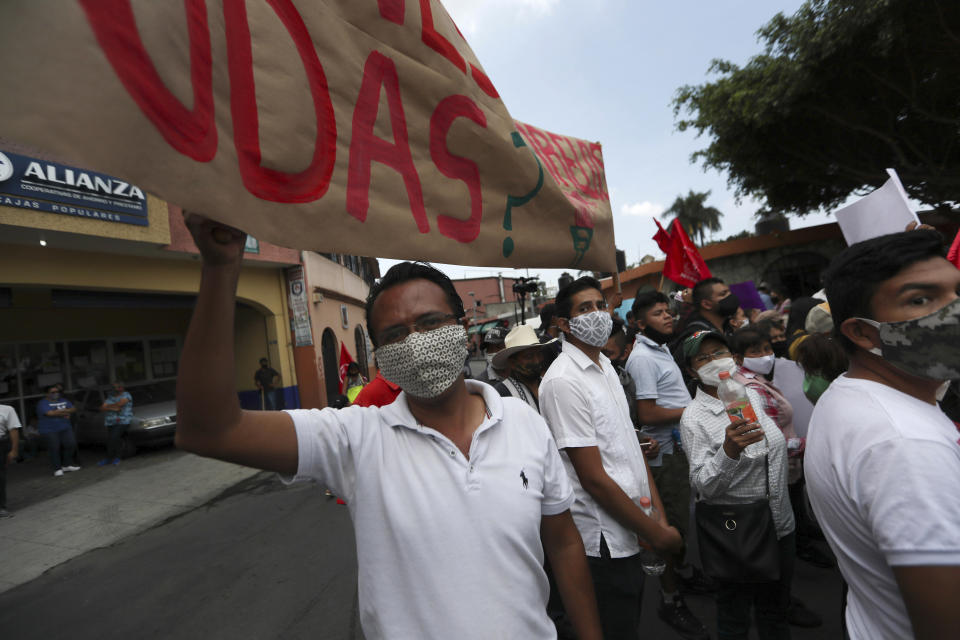 Manifestantes protestan contra el presidente mexicano Andrés Manuel López Obrador para exigir que cumpla sus promesas mientras éste visitaba un hospital público en Cuernavaca, México, el viernes 19 de junio de 2020. (AP Foto/Fernando Llano)