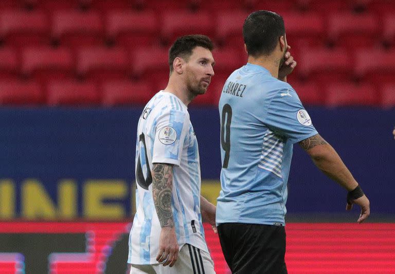 Lionel Messi y Luis Suárez, al paso durante la Copa América de Brasil