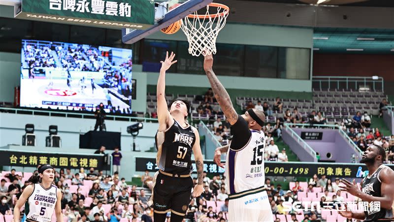 「表弟」卡森斯（DeMarcus Cousins）回歸首場比賽，戰神曹薰襄在他面前上籃。（圖／記者劉彥池攝影）