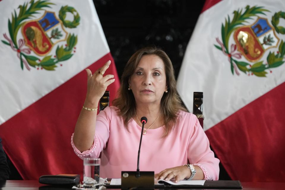 La presidenta de Perú, Dina Boluarte, levanta una mano para enseñar un anillo y una pulsera, en una conferencia de prensa en la Palacio de gobierno en Lima, Perú, el viernes 5 de abril de 2024. La fiscalía investiga a la mandataria por presunto enriquecimiento ilícito por movimientos en dinero y el uso de relojes de lujo y joyas. (AP Foto/Martín Mejía)