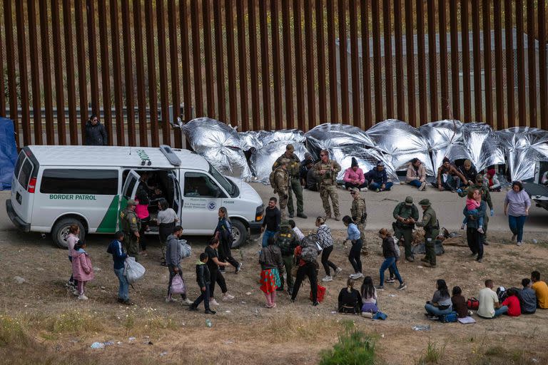Migrantes en la frontera en la ciudad de Tijuana, en Baja California. (Guillermo Arias / AFP)