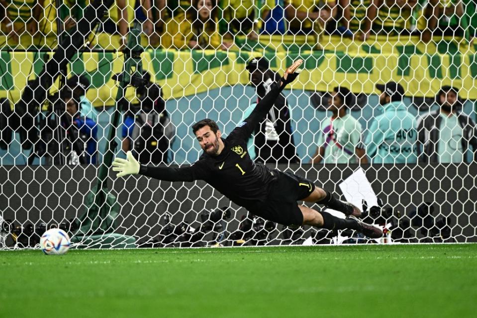 巴西門將 Alisson Becker 就沒有跨這一步。法新社