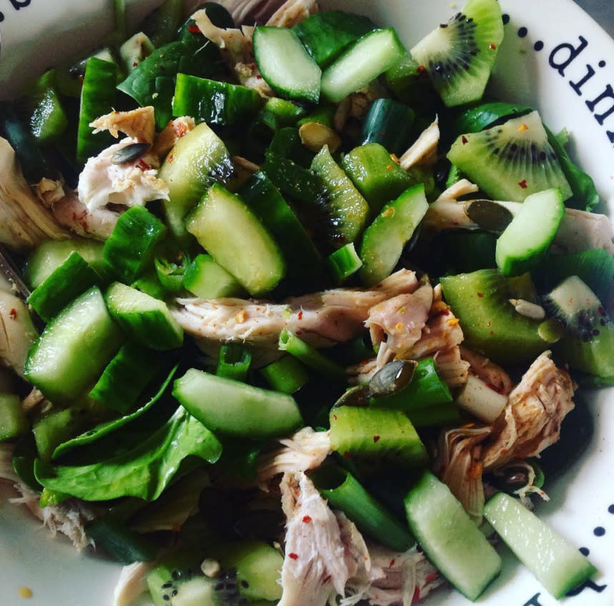 <p>Kiwi, cucumber, spinach, spring onions and chicken breast [Photo: Instagram/thelockergym] </p>