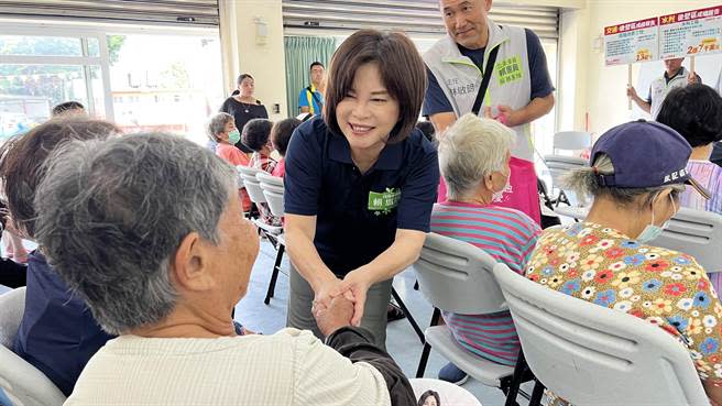 民進黨立委賴惠員（中）在會中與台下選民一一握手寒暄。（張毓翎攝）