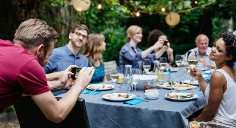 Eine Frau fragt sich, wie wütend sie sein sollte, nachdem ihre Schwester ihr gesagt hatte, dass sie beim Grillfest aufgrund ihrer Fettleibigkeit nicht willkommen sei. [Foto: Getty]