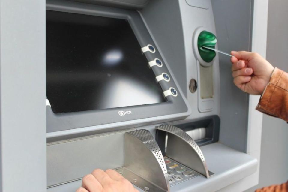 ▲有網友到ATM前存款時，意外發現戶頭多了7億多元。（示意圖，圖中人物與本文無關／翻攝Pixabay）