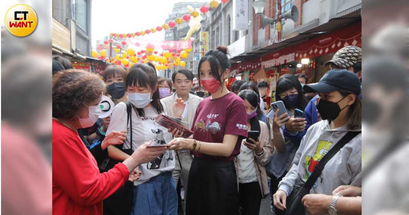 《牛車來去》演員群今日親至台北年貨大街掃街宣傳，提前感受濃厚年味。（圖／焦正德攝）