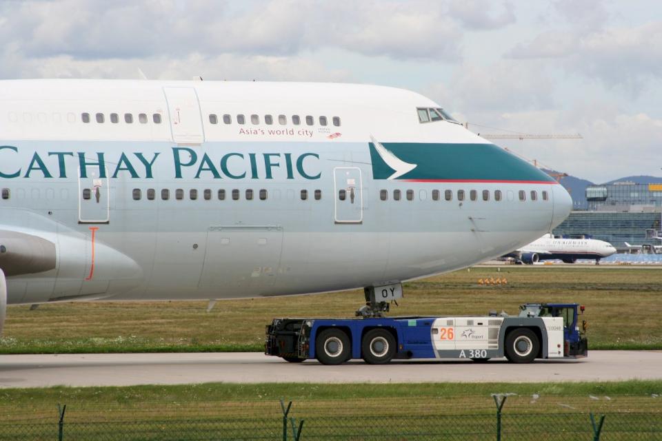 香港國泰航空公司(Cathay Pacific)在爆歧視不會說英語乘客引發軒然大波後，公司方面宣布開除3空服員並致歉。(pixabay圖庫)