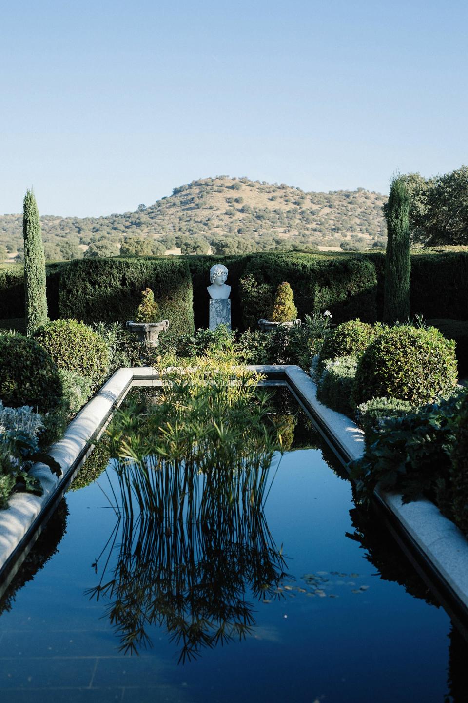 Just Outside of Madrid, This Countryside Wedding Combined Spanish and Filipino Traditions