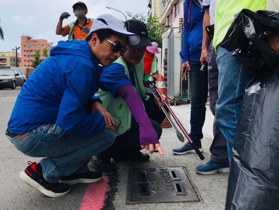 曹桓榮(左一)呼籲高市府不要重演登革熱大流行的歷史。   圖：曹桓榮服務處/提供