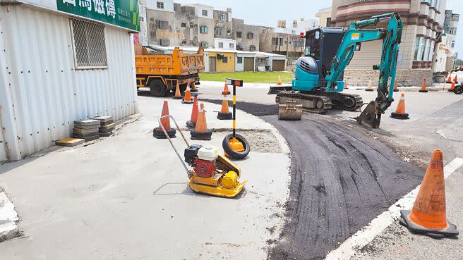 澎湖馬公市四維路路口截角內縮，讓車輛更方便轉彎。（許逸民攝）