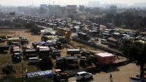 Miles de tractores y camiones permanecen aparcados en una de las principales carreteras que conducen a Nueva Delhi. (Foto: Anushree Fadnavis / Reuters).