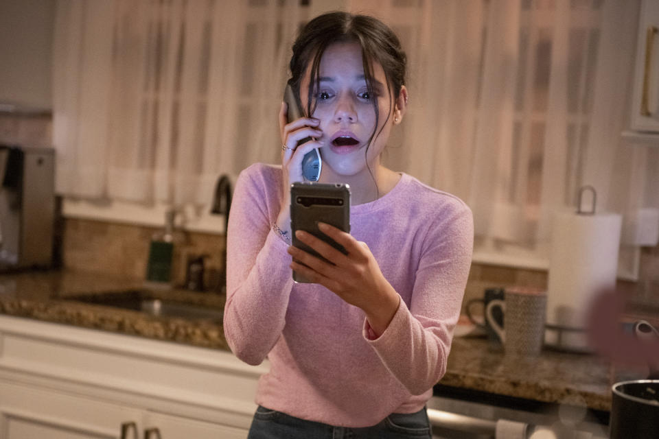 En esta imagen proporcionada por Paramount Jenna Ortega en una escena de "Scream". (Brownie Harris/Paramount Pictures via AP)