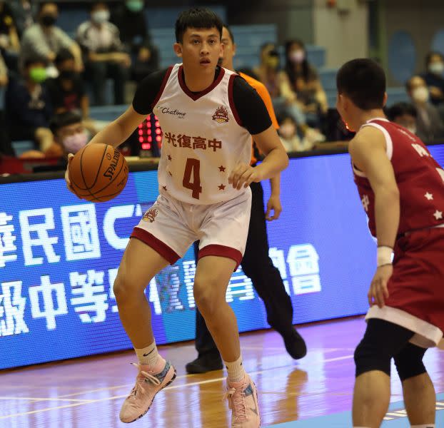 白隊隊長光復高中陳將双笑納MVP。李天助攝