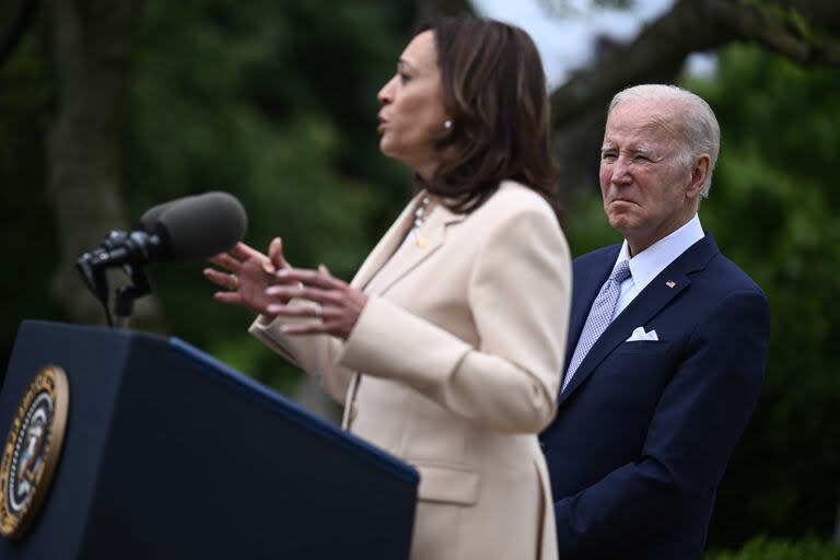 El presidente de los Estados Unidos, Joe Biden, observa mientras la vicepresidenta de los Estados Unidos, Kamala Harris, pronuncia un discurso durante la Semana Nacional de las Pequeñas Empresas en el jardín de rosas de la Casa Blanca en Washington, DC, el 1 de mayo de 2023.