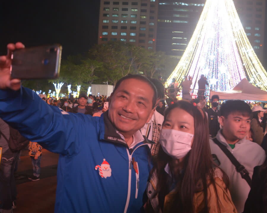 圖／請假競選總統的新北市長侯友宜，也來參觀3D光雕投影秀，並與現場的民眾自拍。（圖／記者陳志仁攝，2023.11.17）