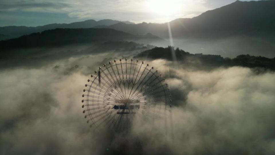 雲海中的摩天輪，達人不藏私曝撇步。（圖／「漫步在雲端的阿里山」黃源明老師提供）