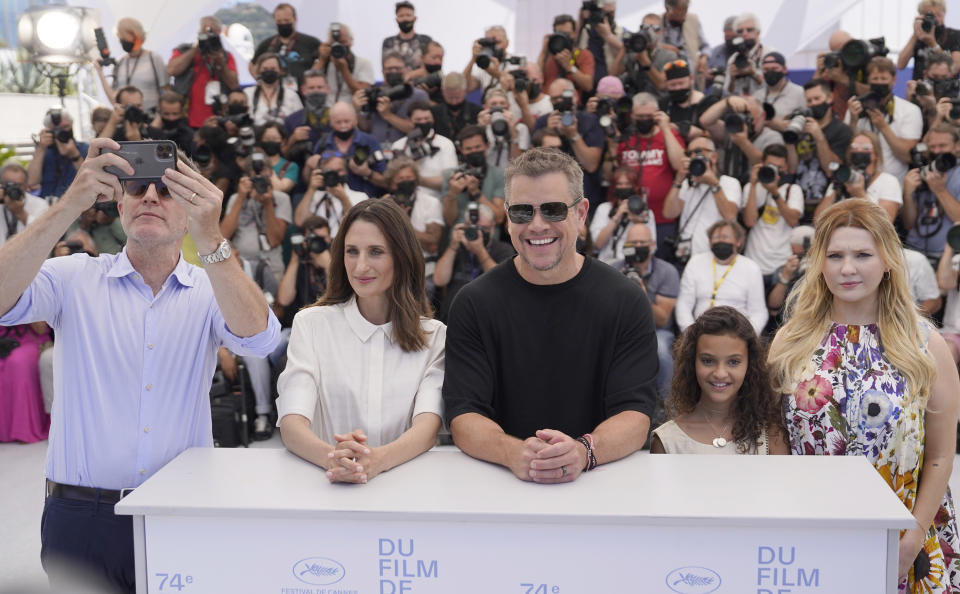 El director Tom McCarthy, de izquierda a derecha, Camille Cottin, Matt Damon, Lilou Siauvaud y Abigail Breslin posan con motivo del estreno de "Stillwater" en el Festival de Cine de Cannes, en el sur de Francia, el viernes 9 de julio de 2021. (AP Foto/Brynn Anderson)