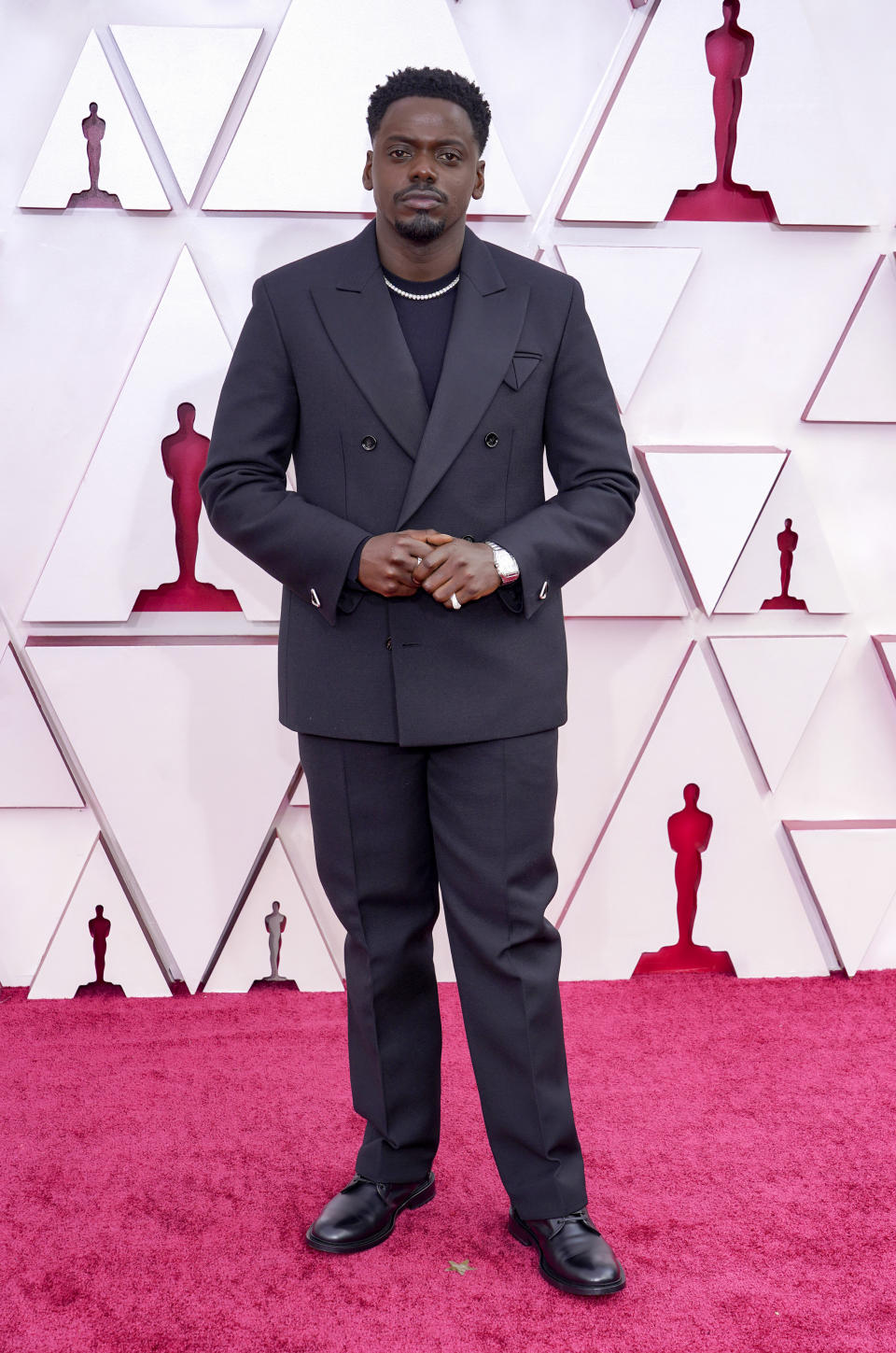 <p>Daniel Kaluuya (Oscar für "Judas and the Black Messiah") verpasste dem Konzept des schwarzen Anzugs mit T-Shirt statt Hemd und Diamantschmuck an Hals und Händen einen modernen Touch. </p> 