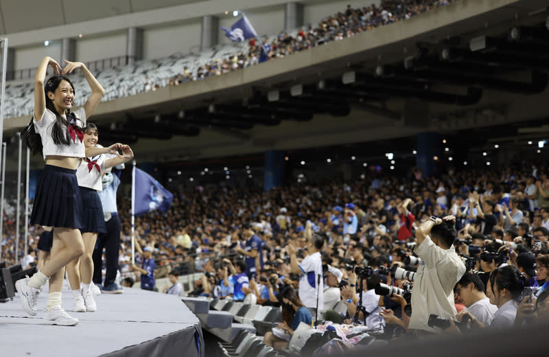 Fubon Angels台北大巨蛋應援（1） 中職富邦悍將隊26日在台北大巨蛋迎戰台鋼雄鷹隊， 26日吸引1萬6148名球迷進場，專屬啦啦隊Fubon  Angels帶動應援氣氛。 中央社記者張新偉攝113年5月26日 