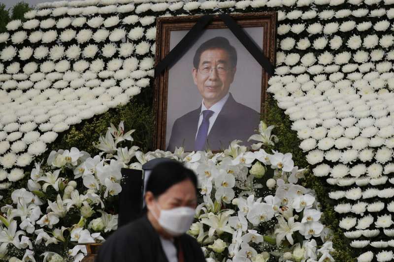 首爾市長朴元淳日前自殺身亡，他的告別式13日在爭議聲中舉行。（美聯社）