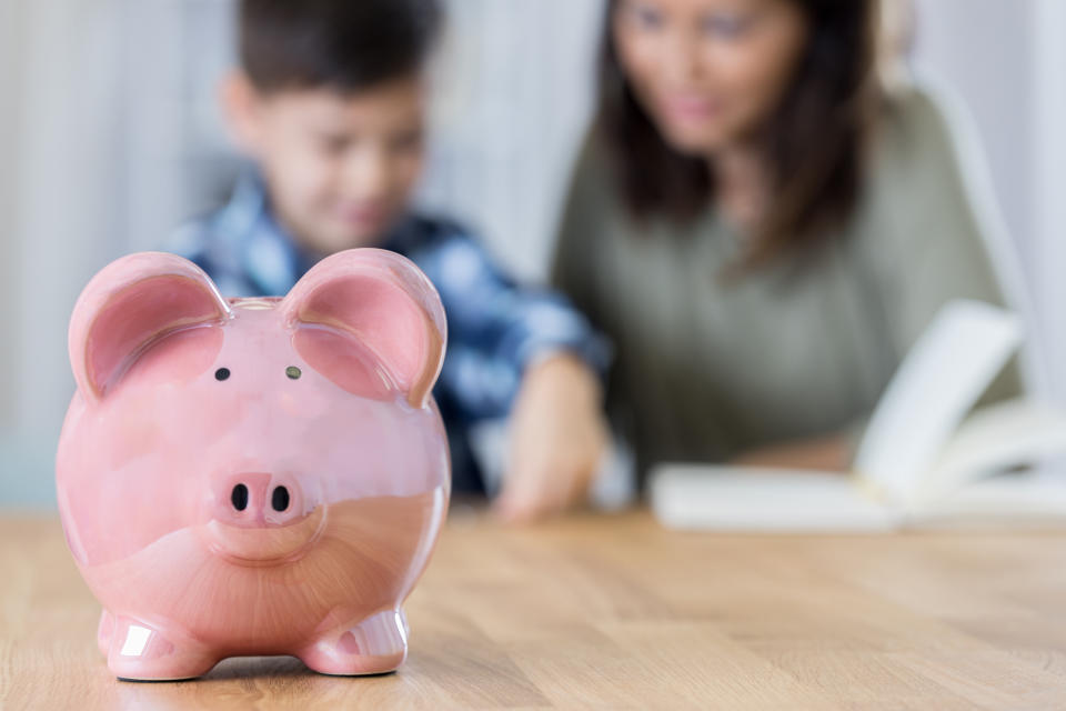 El paquete de medidas económicas contra el coronavirus aprobado por el Congreso de Estados Unidos recoge el reparto de un cheque para familias. Foto: Getty Images.  