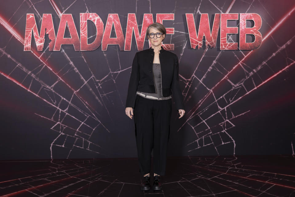 La directora S.J. Clarkson posa durante una sesión para promover la película "Madame Web" en Londres el miércoles 31 de enero de 2024. (Foto Vianney Le Caer/Invision/AP)