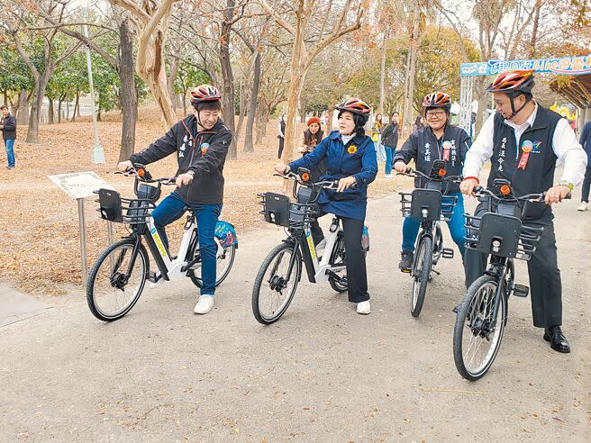 雲林縣公共自行車租賃系統「MOOVO」7日起擴及虎尾鎮的24個站點，縣長張麗善（左二）試騎宣布啟動。（周麗蘭攝）