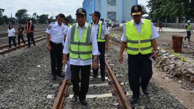Menteri Perhubungan Budi Karya Sumadi meninjau proyek jalur kereta api dwi ganda Minggu (18/2/2018). (Foto: Kemenhub)