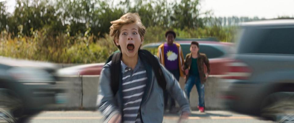 童星雅各特倫布雷在片中做了各種不良示範，像是闖越高速公路。危險動作，切勿模仿。（UIP提供）