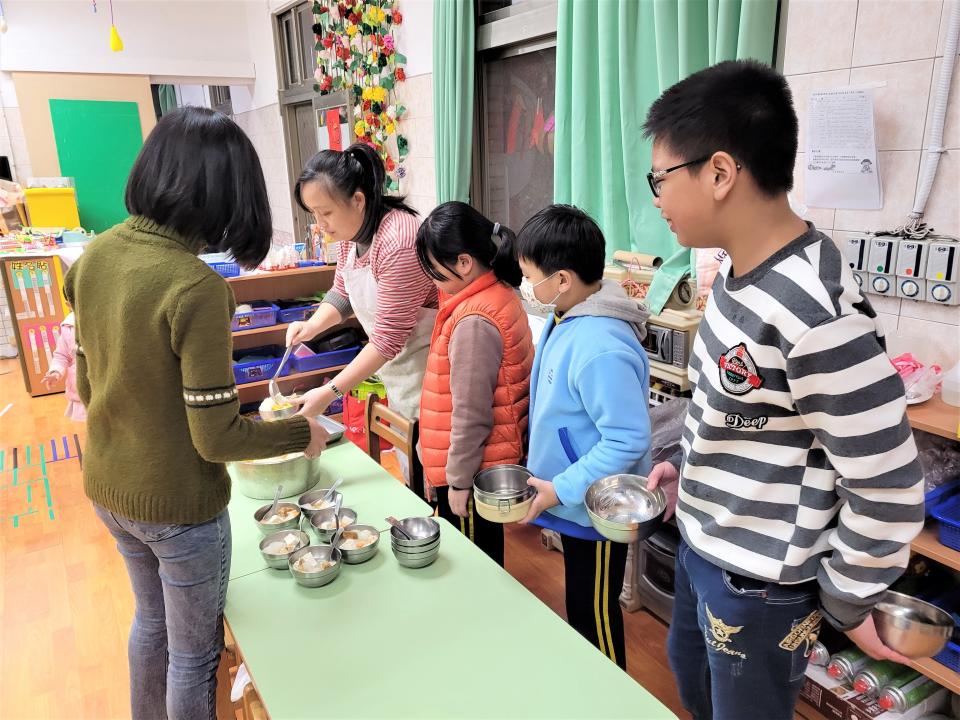 學生享用學校自立廚房早餐