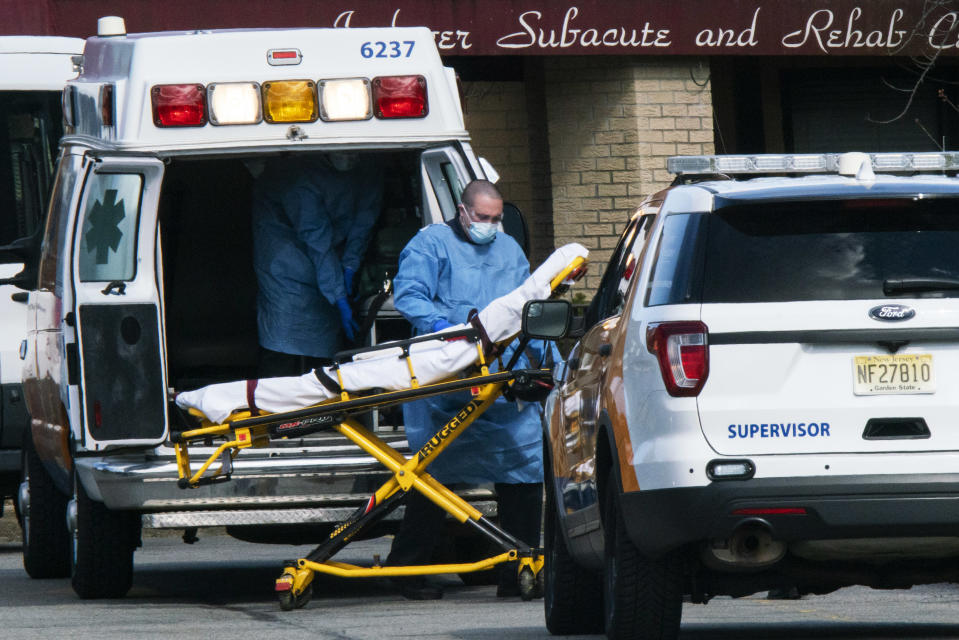 En el centro de cuidado de ancianos Andover Subacute, en New Jersey, fueron hallados 17 cadáveras apilados en un  pequeño cuarto. (Getty Images)