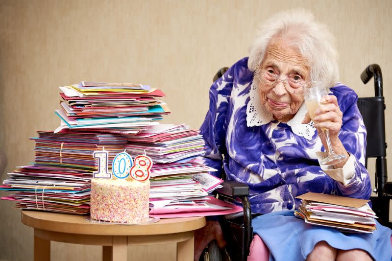 Dorothy considère que le champagne l’aide à vivre aussi longtemps [Photo: SWNS]