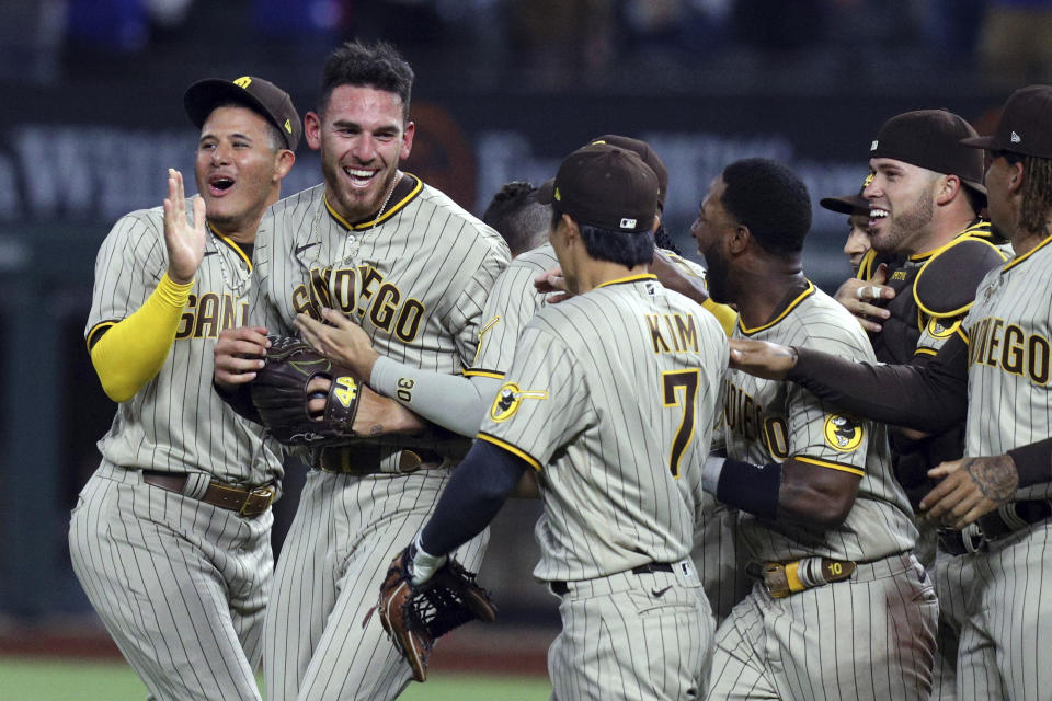 Joe Musgrove (2do de izquierda a derecha) es felicitado por sus compañeros de los Padres de San Diego, tras lograr el primer juego sin hit en la historia de la franquicia, el viernes 9 de abril de 2021, ante los Rangers de Texas (AP Foto/Richard W. Rodríguez)