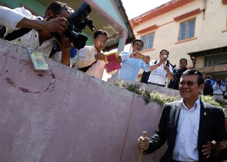 Kem Sokha (R), leader of the Cambodia National Rescue Party (CNRP), arrives to register for next year's local elections, in Phnom Penh, Cambodia October 5, 2016. REUTERS/Samrang Pring