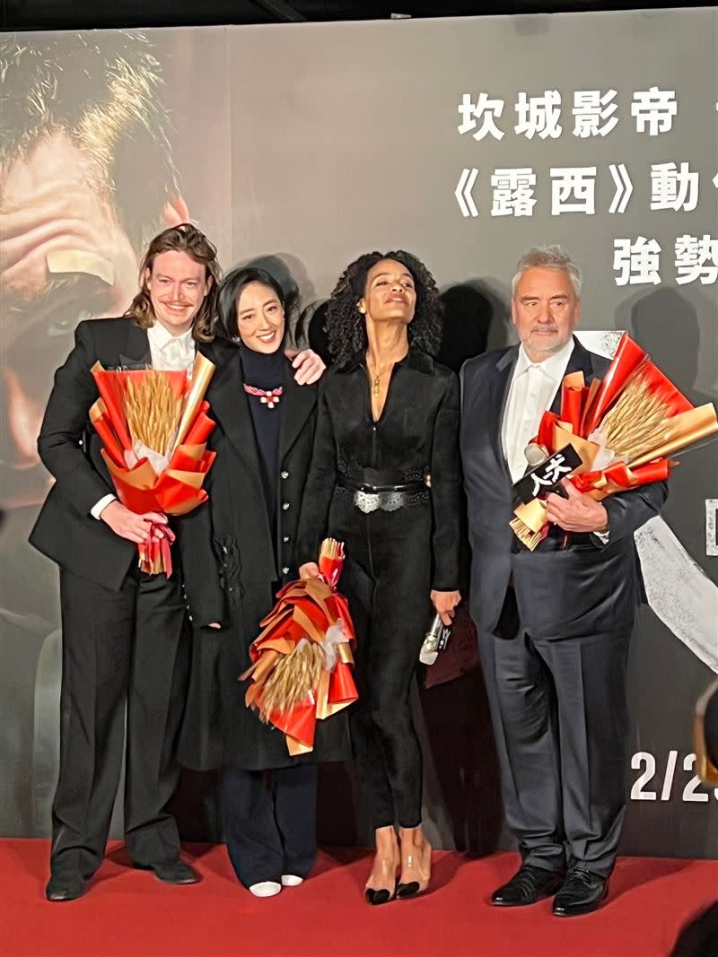 坎城影帝卡賴伯蘭李瓊斯（左起）、維吉妮貝松、盧貝松出席《人犬》首映會，桂綸美現身力挺。（圖／記者陳穎攝影）