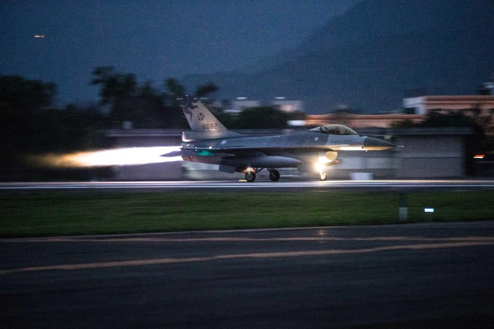 ▲空軍「聯翔操演」，空軍花蓮基地F-16戰機在清晨5時30分依序升空。（圖／國防部提供, 2020.3.24）