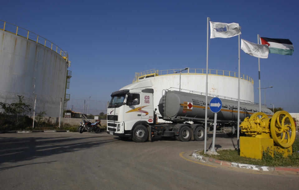 A fuel tanker arrives at Gaza's main power plant in Nusseirat, central Gaza, Friday, March 23, 2012. Small amounts of Israeli fuel were trucked into the Gaza Strip on Friday, slightly easing an energy crisis provoked by a cut-off of Egyptian fuel, Palestinian and Israeli officials said. (AP photo/Hatem Moussa)